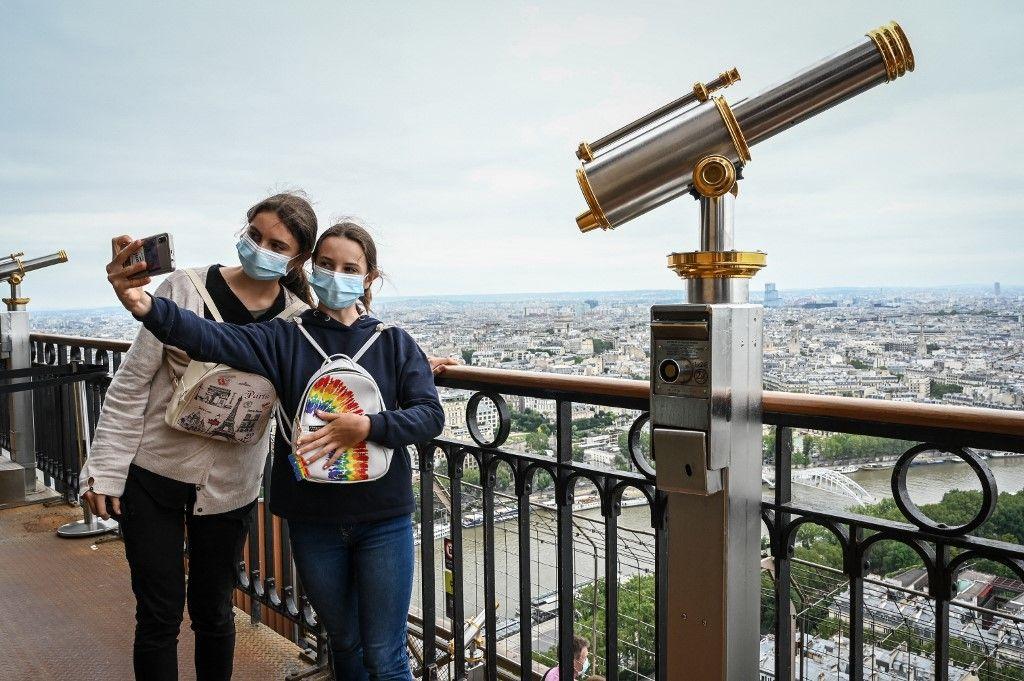 selfie tour Eiffel Paris AFP