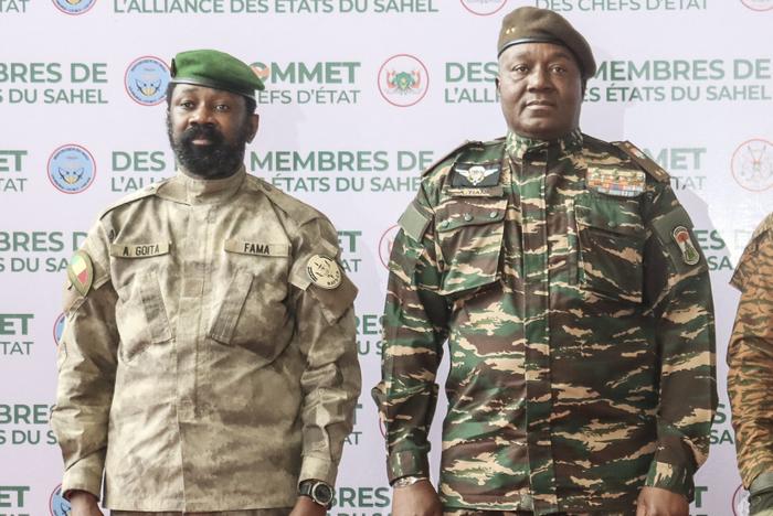 Le chef du gouvernement militaire du Niger, le général Abdourahamane Tiani (à droite), et le colonel malien Assimi Goita (à gauche) posent pour une photo à leur arrivée à Niamey, avant le sommet de la Confédération des États du Sahel (AES), le 6 juillet 2024.