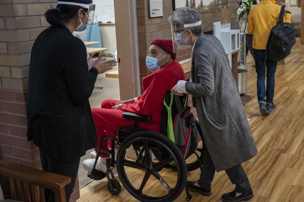 Un patient dans un établissement de soins de longue durée du Département des anciens combattants, le 17 décembre 2020 à Vancouver, dans l’État de Washington lors de la pandémie de Covid-19.
