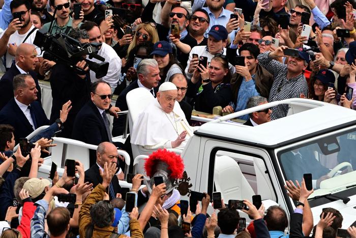 Le pape François salue la foule depuis la papamobile après la messe de Pâques, place Saint-Pierre au Vatican, le 20 avril 2025.