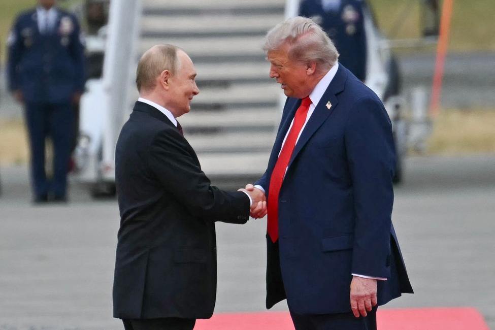 Donald Trump accueille le président russe Vladimir Poutine sur le tarmac après leur arrivée à la base interarmées Elmendorf-Richardson d'Anchorage, en Alaska, le 15 août 2025.