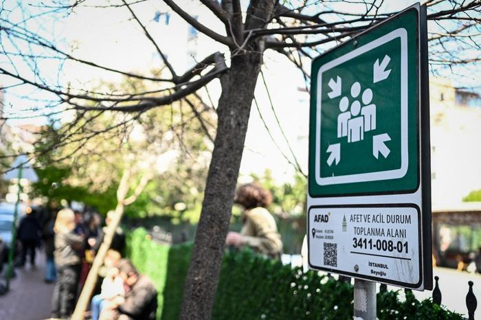 Cette photographie montre un panneau de zone de rassemblement sismique à Istanbul le 23 avril 2025, après un premier tremblement de terre à 12h49 (09h49 GMT) suivi de trois autres de magnitudes de 4,4 à 4,9.