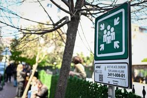 Cette photographie montre un panneau de zone de rassemblement sismique à Istanbul le 23 avril 2025, après un premier tremblement de terre à 12h49 (09h49 GMT) suivi de trois autres de magnitudes de 4,4 à 4,9.