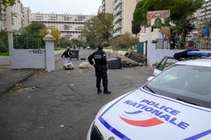 Un policier de la brigade BST 14, spécialisée dans le trafic de drogue, dans les quartiers nord de Marseille, le 1er décembre 2023.