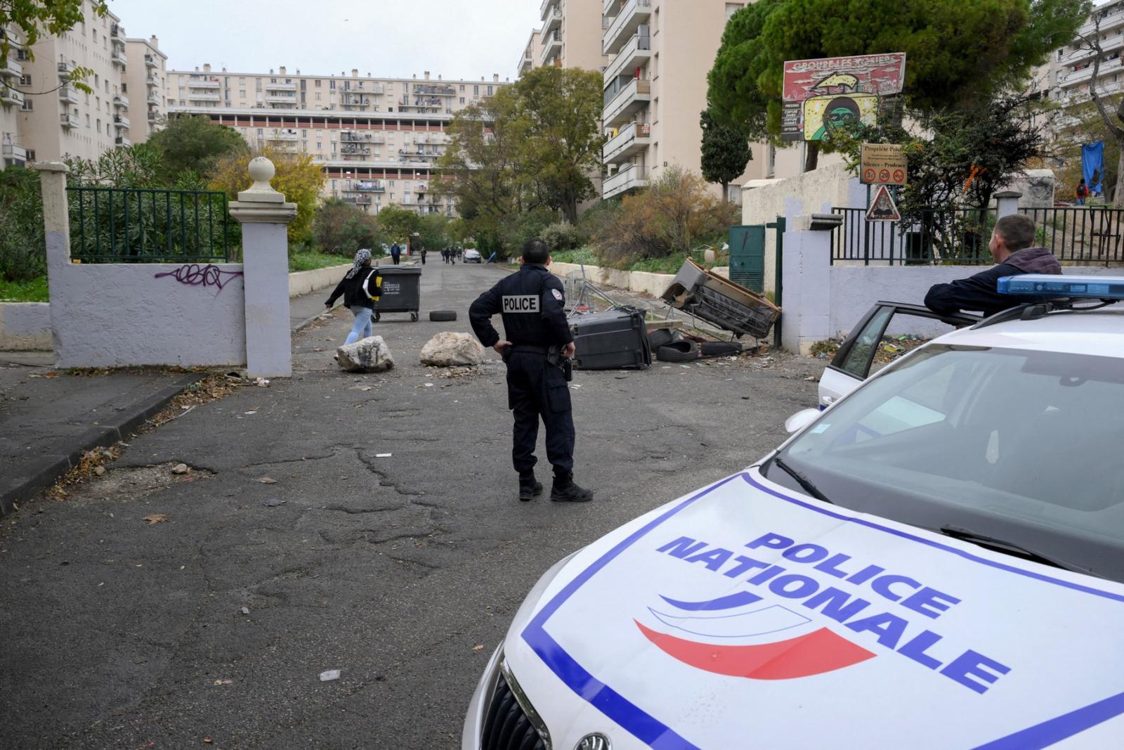 Un policier de la brigade BST 14, spécialisée dans le trafic de drogue, dans les quartiers nord de Marseille, le 1er décembre 2023.