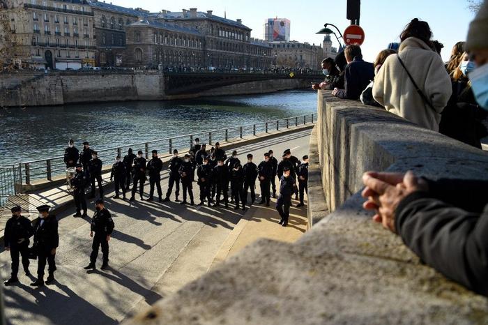 Paris quais de Seine police Covid-19 AFP