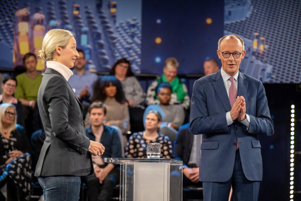 Alice Weidel, co-présidente du parti d'extrême droite Alternative pour l'Allemagne (AfD), écoute Friedrich Merz, chef et principal candidat à la chancellerie de l'Union chrétienne-démocrate (CDU), lors de l'émission télévisée « Klartext » diffusée par la chaîne publique ZDF.