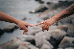 De façon générale, l’absence de toucher, de contact physique peut contribuer à un isolement.