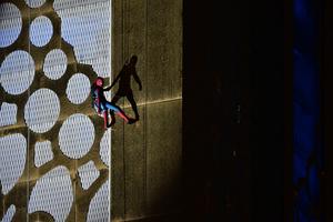 Un homme vêtu du costume de Spider-Man escalade le Dubai Frame lors d’un événement promotionnel pour le film Spider-Man: Brand New Day, à Dubaï, le 1er août 2026. (Image d'illustration)