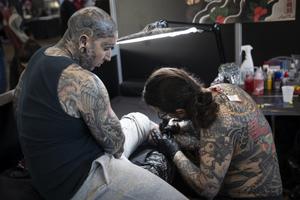 Une personne se fait tatouer lors de la 9e édition du Mondial du Tatouage à la Grande Halle de la Villette à Paris, le 15 février 2019.