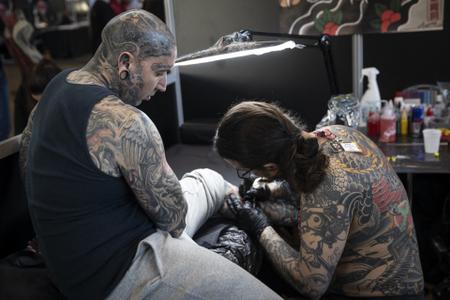 Une personne se fait tatouer lors de la 9e édition du Mondial du Tatouage à la Grande Halle de la Villette à Paris, le 15 février 2019.