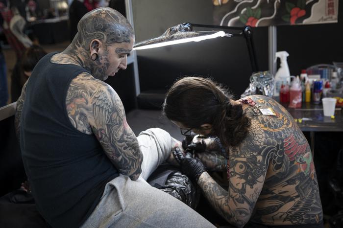 Une personne se fait tatouer lors de la 9e édition du Mondial du Tatouage à la Grande Halle de la Villette à Paris, le 15 février 2019.