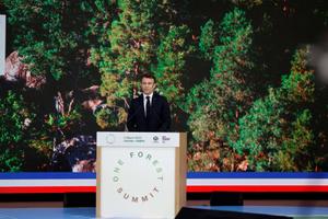 Le président français Emmanuel Macron prononce un discours lors du sommet One Forest au palais présidentiel de Libreville le 2 mars 2023.