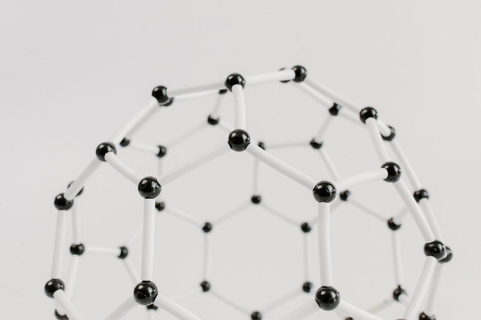 Le graphène est bien plus résistant que l'acier, tout en étant plus léger que le papier ou l'aluminium. 