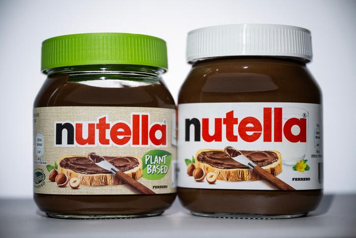 Des pots de Nutella, de la pâte à tartiner végétale (végétalienne) et chocolatée traditionnelle fabriquée par la société italienne Ferrero, à Turin, dans le nord-ouest de l'Italie.