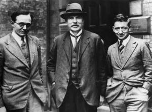 Une photo non datée de Ernest Walton (1905-1995), prix Nobel de physique 1951, et Lord Ernest Rutherford (1871-1937), prix Nobel de chimie 1909, et John Douglas Cockcroft (1897-1967), prix Nobel de physique 1951 avec Walton, les hommes qui ont divisé l'atome au laboratoire Cavendish de Cambridge, en 1932.