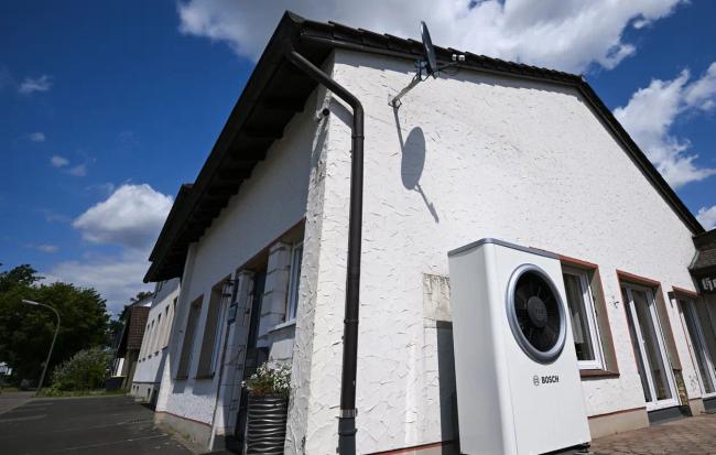 La Réglementation environnementale de 2020 (RER2020) vise à réduire la consommation énergétique des nouveaux logements et limite ainsi la pose de systèmes de climatisation.