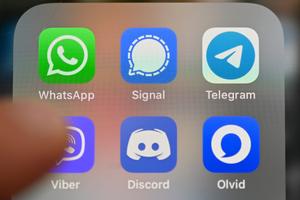 L'écran d'un smartphone affichant les applications de messagerie WhatsApp, Signal, Telegram, Viber, Discord et Olvid.