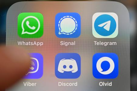 L'écran d'un smartphone affichant les applications de messagerie WhatsApp, Signal, Telegram, Viber, Discord et Olvid.