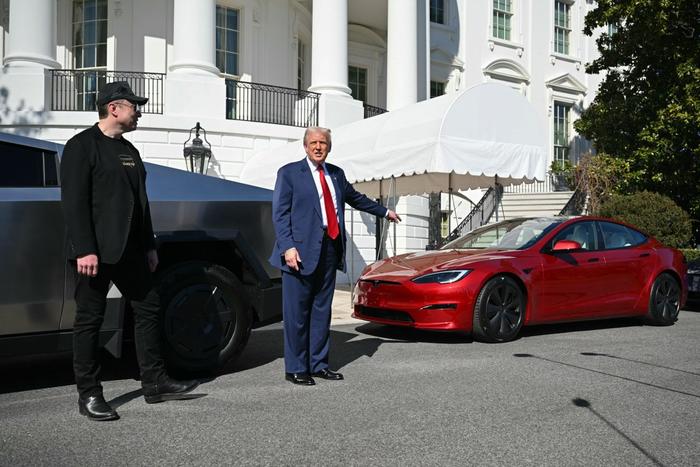 Donald Trump et le PDG de Tesla, Elon Musk, s'adressent à la presse alors qu'ils se tiennent à côté de véhicules Tesla sur le portique sud de la Maison Blanche le 11 mars 2025 à Washington, DC.