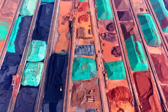 Déchargement d'un navire au port de Qingdao, en Chine, le 6 mars 2025.