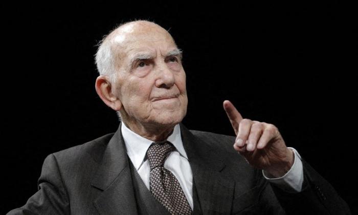 L'écrivain français Stéphane Hessel participe à un débat sur le thème « La France, raisons d'espérer », le 19 janvier 2012 à Nantes.