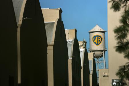 La tour d’eau de Warner Bros. Studios est visible à Burbank, en Californie, le 5 décembre 2025. Le géant du streaming Netflix a annoncé, ce 5 décembre 2025, le rachat du studio de cinéma et de télévision Warner Bros. Discovery pour près de 83 milliards de dollars, la plus grosse opération de consolidation du secteur du divertissement de la décennie. Cette acquisition offre à Netflix l’accès à un vaste catalogue de films ainsi qu’au prestigieux service de streaming HBO Max.