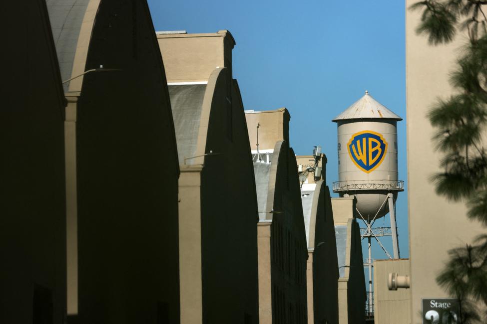 La tour d’eau de Warner Bros. Studios est visible à Burbank, en Californie, le 5 décembre 2025. Le géant du streaming Netflix a annoncé, ce 5 décembre 2025, le rachat du studio de cinéma et de télévision Warner Bros. Discovery pour près de 83 milliards de dollars, la plus grosse opération de consolidation du secteur du divertissement de la décennie. Cette acquisition offre à Netflix l’accès à un vaste catalogue de films ainsi qu’au prestigieux service de streaming HBO Max.