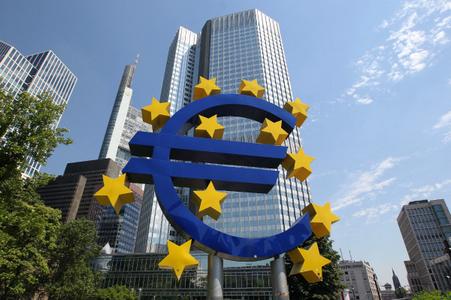 La sculpture de l'artiste allemand Ottmar Hörl représentant le logo de l'euro est photographiée devant l'ancien siège de la Banque centrale européenne (BCE) à Francfort-sur-le-Main, dans l'ouest de l'Allemagne.