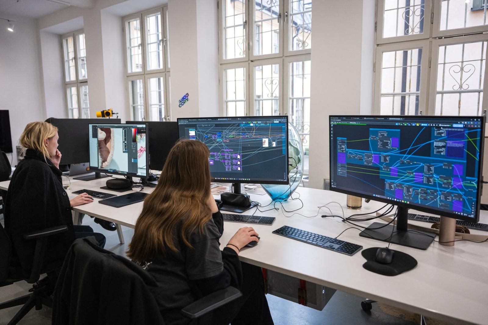 Des employés de Copy Lab préparent des ensembles de données pour l'IA et entraînent des avatars et des produits d'IA dans les bureaux de l'entreprise.