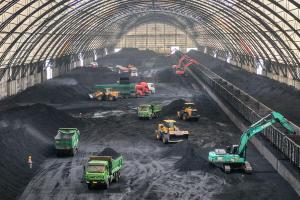Des excavatrices déchargent du charbon dans une installation de stockage d'une entreprise de logistique à Binzhou, en Chine, le 9 mai 2025.