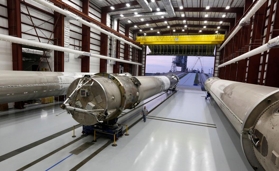 Les premiers étages récupérés de trois fusées SpaceX Falcon 9 dans le hangar SpaceX au Centre spatial Kennedy à Cap Canaveral en Floride (États-Unis), le 14 mai 2016. Les pièces sont sur le point d'être recyclées avant un nouveau lancement.