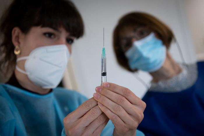 vaccination Covid-19 seringue AFP