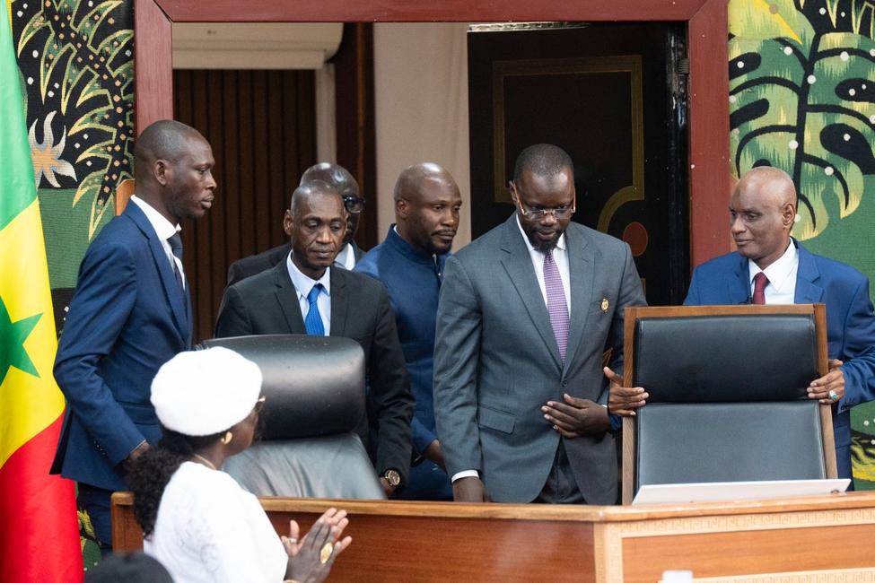 Au centre, le président du Parlement sénégalais Ousmane Sonko