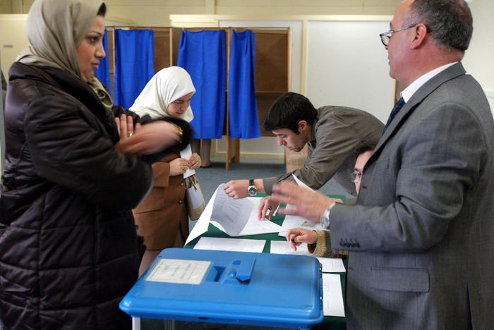Une femme de confession musulmane vient de voter, dans un bureau de vote de la mairie de Lyon, lors de la deuxième journée des élections des Conseils régionaux et du Conseil français du culte musulman (CRCM et CFCM).
