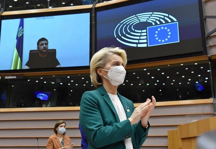 Ursula von der Leyen Volodymyr Zelensky AFP