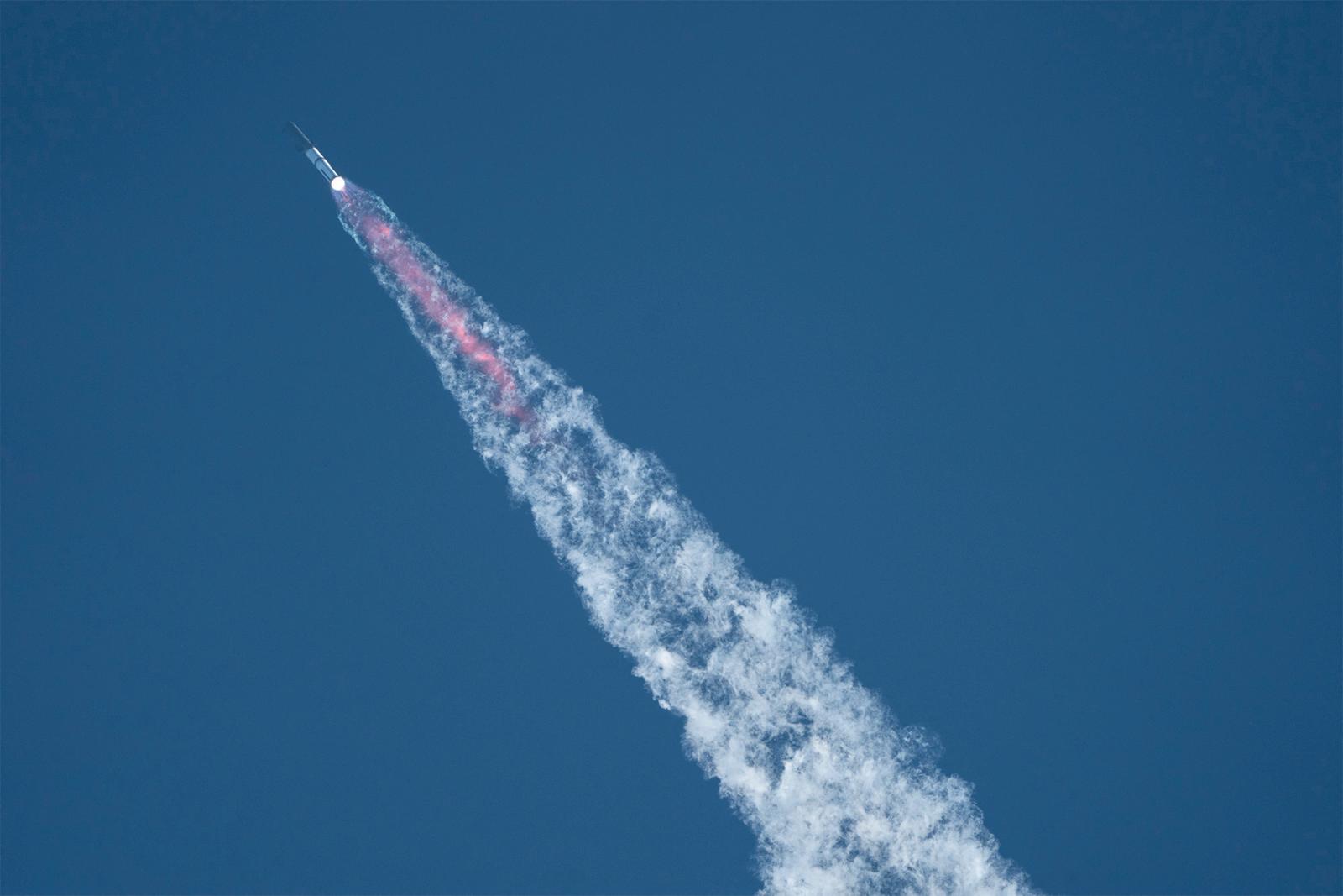 La fusée Starship de SpaceX, numéro 38, décolle lors de son 11ᵉ vol d’essai le 13 octobre 2025, vue depuis South Padre Island, au Texas. L’imposante fusée Starship de SpaceX s’est élancée pour son dernier vol d’essai lundi, alors que l’entreprise américaine cherche à déjouer les critiques qui estiment que sa technologie pourrait ne pas être en mesure de mener à bien les projets lunaires de la NASA et de concrétiser les ambitions martiennes d’Elon Musk. (Image d'illustration)