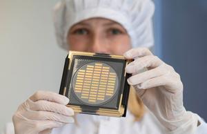 Une ingénieure montre une plaquette de puces photoniques pour l'informatique quantique dans l'entreprise technologique Q.ant à Stuttgart, dans le sud de l'Allemagne. (Image d'illustration)