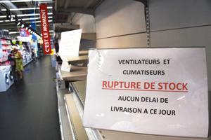 Dans un supermarché, une affichette refroidissante au rayon des climatiseurs...