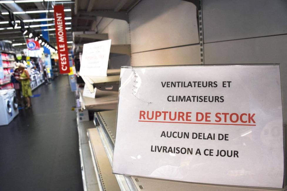 Dans un supermarché, une affichette refroidissante au rayon des climatiseurs...