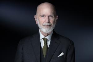 L’écrivain français Renaud Camus pose lors d’une séance photo à Paris pour l'AFP, le 9 décembre 2021.