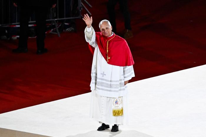 Le pape Léon XIV salue la foule à l’issue d’une veillée de prière avec des jeunes au Stade de France, à Saint-Denis, près de Paris, le 25 septembre 2026, dans le cadre de sa visite de quatre jours en France. (Image d'illustration)