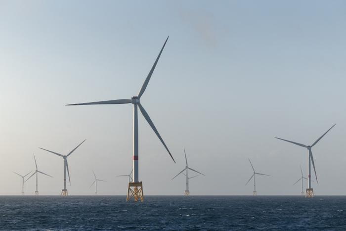 Des éoliennes offshore, le long de la côte de Saint-Quay-Portrieux, en Bretagne, dans l'ouest de la France.