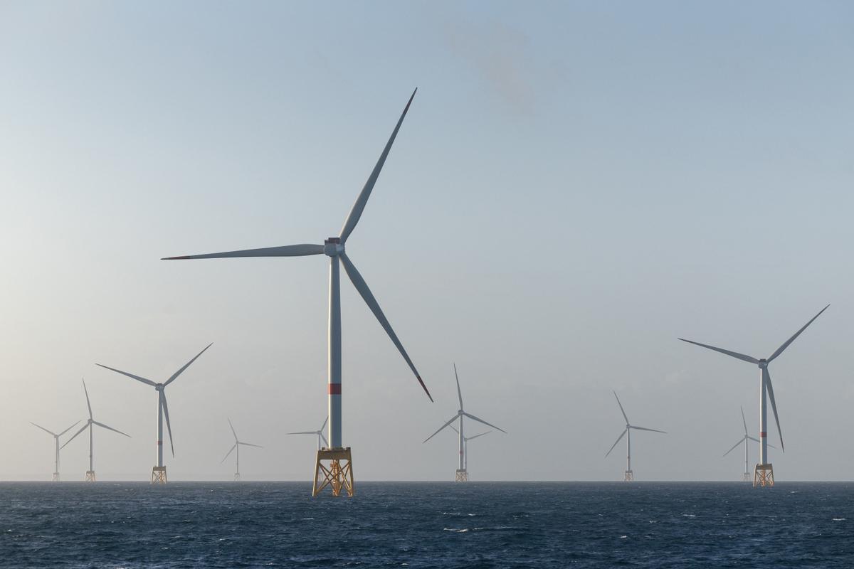 Des éoliennes offshore, le long de la côte de Saint-Quay-Portrieux, en Bretagne, dans l'ouest de la France.