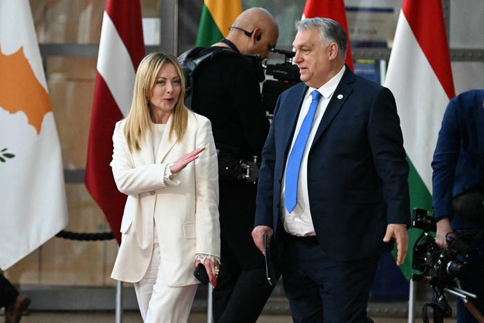 La Première ministre italienne Giorgia Meloni et le Premier ministre hongrois Viktor Orban arrivent lors du sommet de l'UE à Bruxelles, le 19 mars 2026.