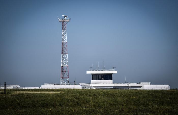 Cette photographie prise le 24 juin 2020 montre la tour de contrôle aérien sur le tarmac du Terminal 3 de l'aéroport d'Orly, en périphérie de Paris.