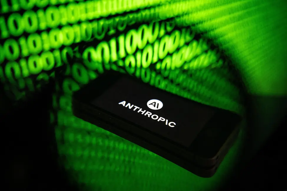 Cette photographie montre un smartphone affichant le logo d’Anthropic, entreprise américaine spécialisée dans la recherche et la sécurité en matière d’intelligence artificielle.