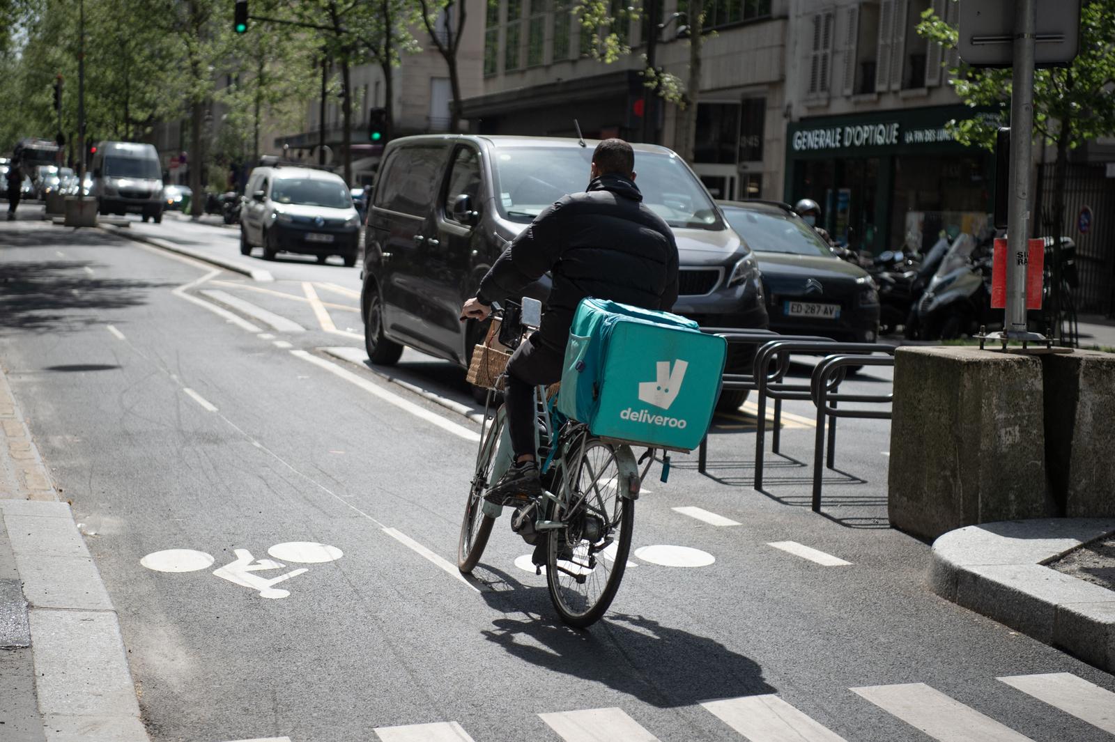 Un livreur Deliveroo dans une rue de Paris.