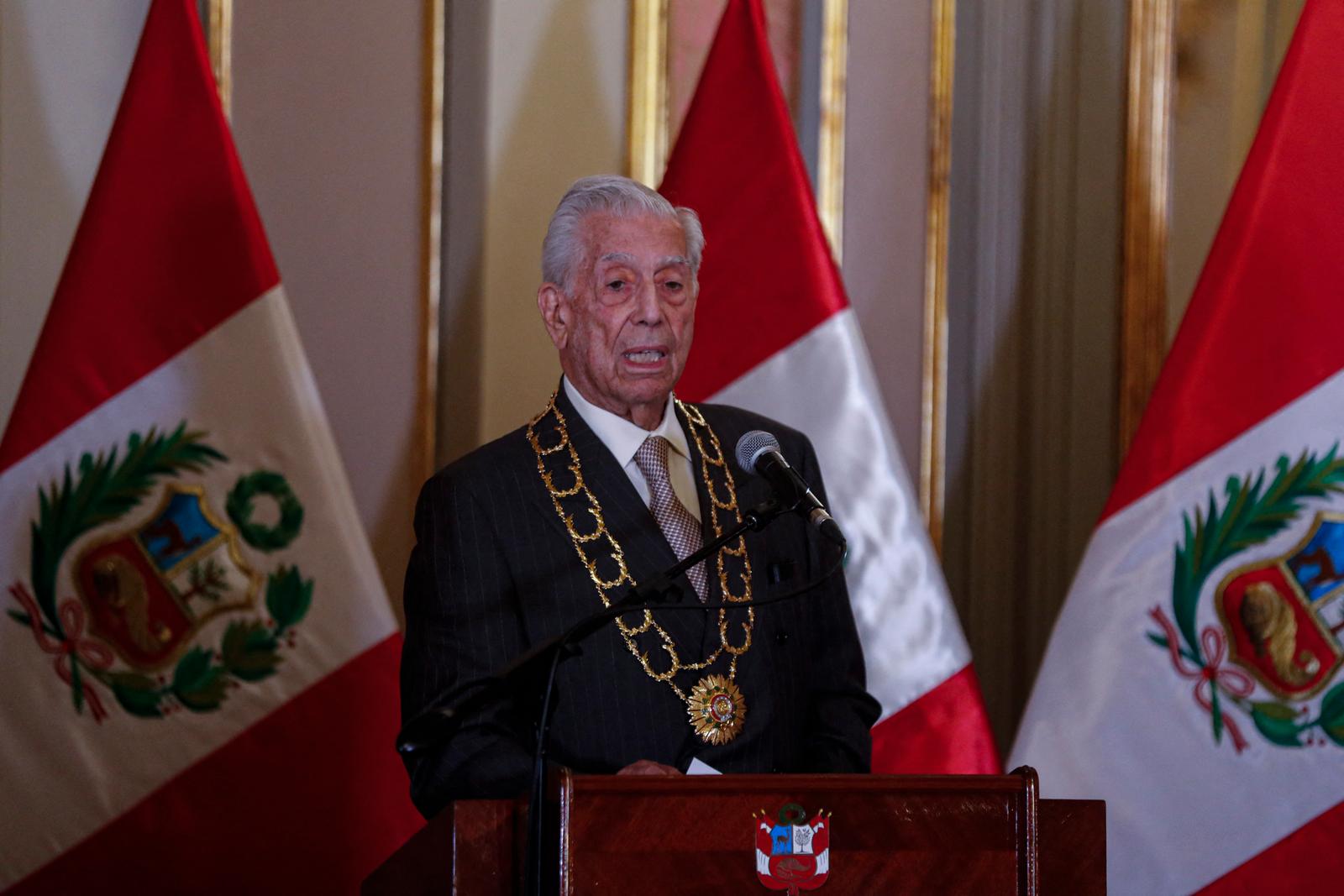 L’écrivain péruvien et lauréat du prix Nobel de littérature Mario Vargas Llosa s’exprime lors d’une cérémonie au Palais du gouvernement à Lima, le 8 mars 2023.