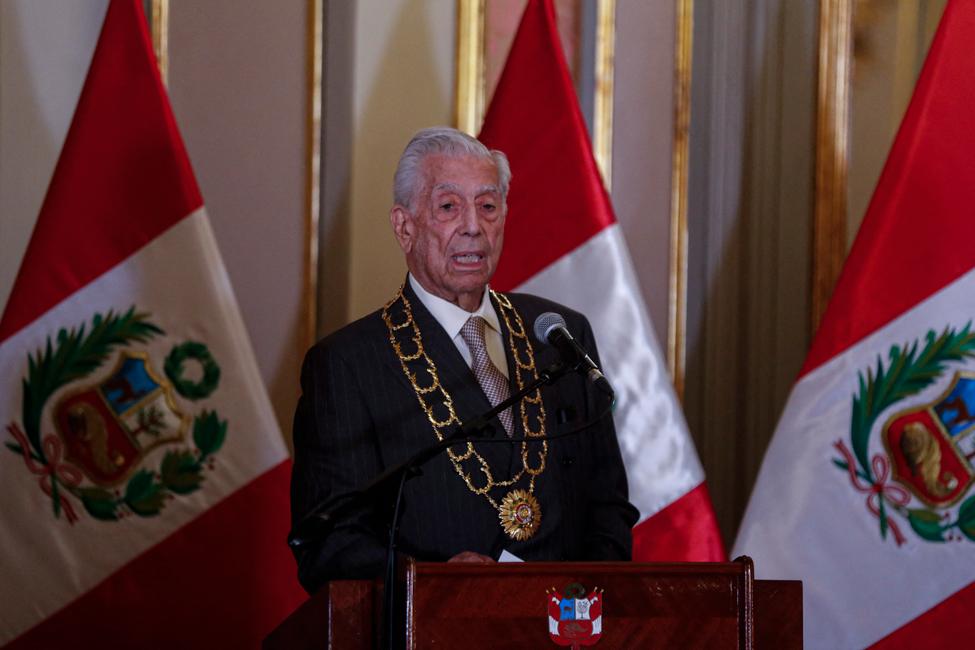 L’écrivain péruvien et lauréat du prix Nobel de littérature Mario Vargas Llosa s’exprime lors d’une cérémonie au Palais du gouvernement à Lima, le 8 mars 2023.